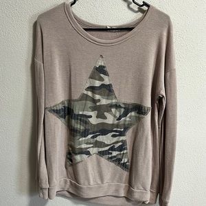 Long sleeve camo star top